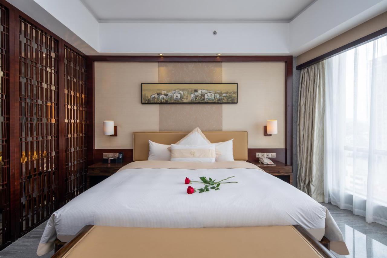 King Royal Hotel Yunfu Екстер'єр фото